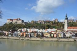 Burg zu Burghausen in Oberbayern mit Fluss Salzach